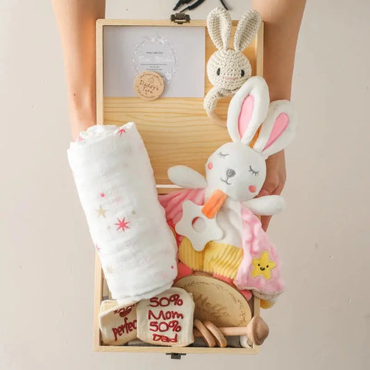 Coffret cadeau naissance en bois avec doudou et accessoires - Picnicdouille